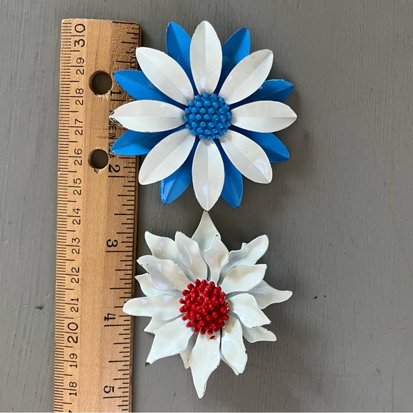 Two Vintage Enamel Brooch Flower Pins - Picture 6 of 6